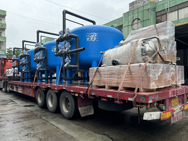 出貨啦！兩臺(tái)17米貨車(chē)裝著6個(gè)大罐子的純水系統(tǒng)出貨啦！
